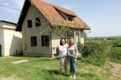 Ploschitz 2018: Heike Krüger (links) und Susanne Rathke stehen vor dem Haus in Ploschitz, andessen Stelle das Geburtshaus ihrer Mutter Teresia Rathke, geborene Speichert, stand.