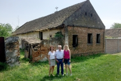 Ploschitz 2018: Marion Novak (von links), Andreas Novak, Susanne Finke (geborene Novak), stehen vor dem Elternhaus von Andreas Novak.